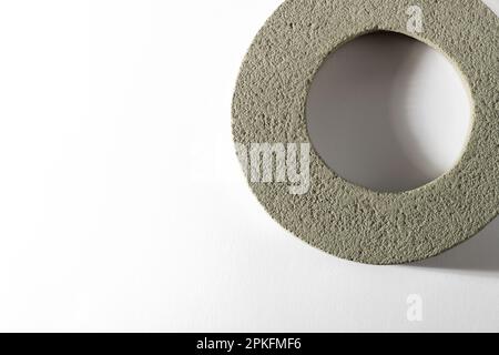 Vista dall'alto dell'anello in cemento di forma rotonda con foro al centro posto su sfondo bianco Foto Stock