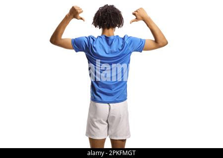 Ripresa con vista posteriore di un giocatore di calcio afro-americano che punta sulla schiena isolata su sfondo bianco Foto Stock