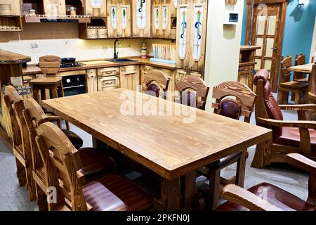 Mobili da cucina in legno naturale vintage vecchio stile Foto Stock