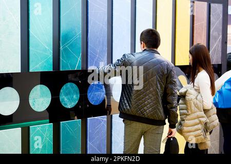 Persone acquirenti al negozio di mobili Foto Stock