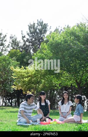 Famiglia avente un picnic Foto Stock