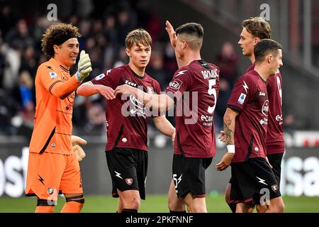 Salerno, Italia. 07th Apr, 2023. I giocatori di Salernitana festeggiano al termine della Serie Una partita di calcio tra US Salernitana e FC Internazionale allo stadio Arechi di Salerno (Italia), 7th aprile 2023. Credit: Insidefoto di andrea staccioli/Alamy Live News Foto Stock