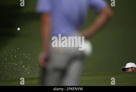 Augusta, Stati Uniti. 07th Apr, 2023. Jason Day arriva dal bunker al green 7th durante il secondo round del torneo Masters all'Augusta National Golf Club di Augusta, Georgia, venerdì 7 aprile 2023. Foto di Bob strong/UPI Credit: UPI/Alamy Live News Foto Stock