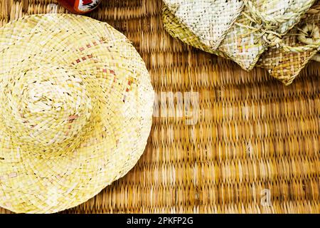 Cappelli a treccia artigianali orientali, nazionali azerbaigiani. spazio di copia Foto Stock