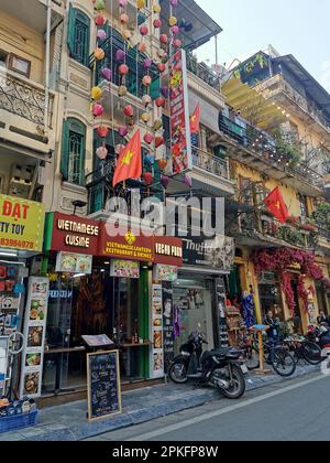 Hanoi, Vietnam. 26th Feb, 2023. Negozi in una strada nel centro storico. Credit: Alexandra Schuler/dpa/Alamy Live News Foto Stock