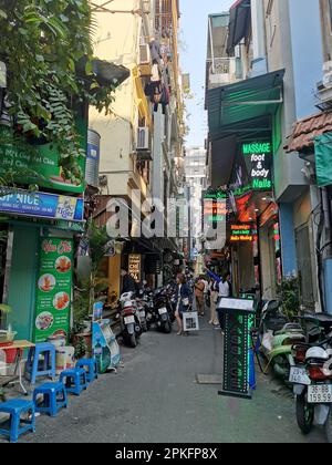 Hanoi, Vietnam. 26th Feb, 2023. Negozi e ristoranti in una strada nel centro storico. Credit: Alexandra Schuler/dpa/Alamy Live News Foto Stock