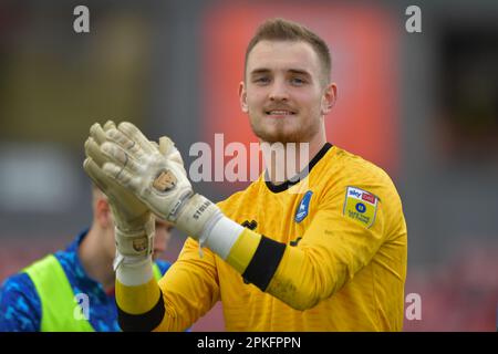 Cleethorpes, Regno Unito. 06th Apr, 2023. Hartlepool United's Jakub Stolarczyk durante la partita della Sky Bet League 2 tra Grimsby Town e Hartlepool United a Blundell Park, Cleethorpes venerdì 7th aprile 2023. (Foto: Scott Llewellyn | NOTIZIE MI) Credit: NOTIZIE MI & Sport /Alamy Live News Foto Stock