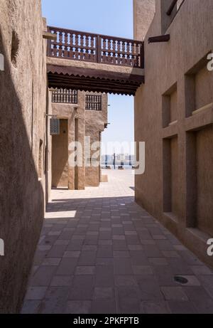 Strada stretta che conduce al Creek nel quartiere di al Shindagha e al museo di Bur Dubai Foto Stock
