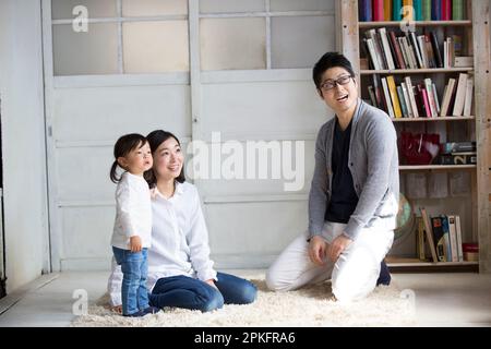 Relax in famiglia in soggiorno Foto Stock