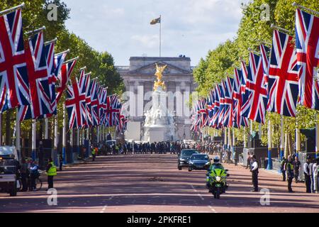 Londra, Regno Unito. 17th Set, 2022. Una vista del Mall fiancheggiato da Union Jacks, mentre grandi folle continuano a riunirsi intorno a Buckingham Palace. Il funerale della Regina si svolge il 19th settembre. Foto Stock