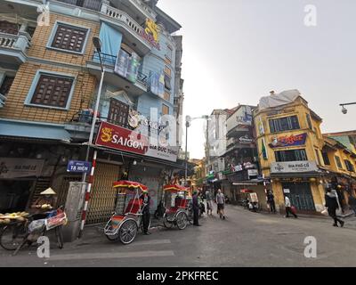 Hanoi, Vietnam. 26th Feb, 2023. Un angolo di strada nel centro storico. Credit: Alexandra Schuler/dpa/Alamy Live News Foto Stock