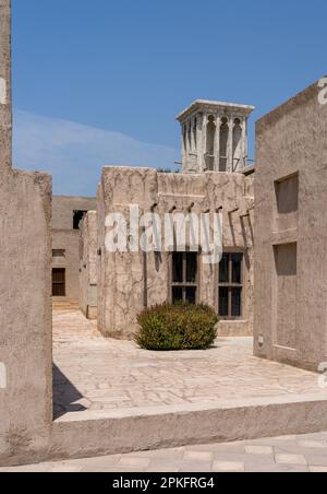 Strada stretta che conduce al Creek nel quartiere di al Shindagha e al museo di Bur Dubai Foto Stock