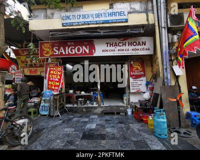 Hanoi, Vietnam. 26th Feb, 2023. Negozi in una strada nel centro storico. Credit: Alexandra Schuler/dpa/Alamy Live News Foto Stock