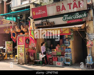 Hanoi, Vietnam. 26th Feb, 2023. Negozi in una strada nel centro storico. Credit: Alexandra Schuler/dpa/Alamy Live News Foto Stock