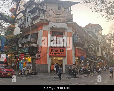 Hanoi, Vietnam. 26th Feb, 2023. Un ristorante zuppa in un angolo di strada nel quartiere Vecchio. Credit: Alexandra Schuler/dpa/Alamy Live News Foto Stock