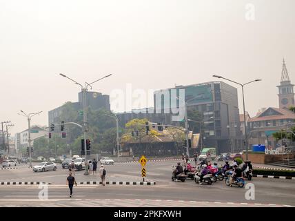 Chiang mai, Thailandia. 07th Apr, 2023. Persone che indossano maschere facciali in un incrocio, tra smog a Chiang mai. L'inquinamento ha superato il livello di sicurezza, con il rischio che il problema peggiori. Le autorità hanno esortato le persone a Chiang mai a rimanere al chiuso e a lavorare da casa, mentre l'inquinamento atmosferico si è elevato a livelli pericolosi. Nelle ultime settimane, il fumo proveniente dagli incendi boschivi e gli agricoltori che bruciano le stoppie delle colture hanno oscilito la popolare destinazione turistica. (Foto di Pongmanat Tasiri/SOPA Images/Sipa USA) Credit: Sipa USA/Alamy Live News Foto Stock