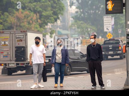 Chiang mai, Thailandia. 07th Apr, 2023. Le persone sono viste indossando maschere facciali in mezzo smog a Chiang mai. L'inquinamento ha superato il livello di sicurezza, con il rischio che il problema peggiori. Le autorità hanno esortato le persone a Chiang mai a rimanere al chiuso e a lavorare da casa, mentre l'inquinamento atmosferico si è elevato a livelli pericolosi. Nelle ultime settimane, il fumo proveniente dagli incendi boschivi e gli agricoltori che bruciano le stoppie delle colture hanno oscilito la popolare destinazione turistica. (Foto di Pongmanat Tasiri/SOPA Images/Sipa USA) Credit: Sipa USA/Alamy Live News Foto Stock