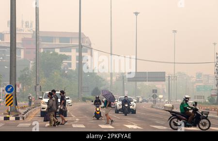 Chiang mai, Thailandia. 07th Apr, 2023. Persone che indossano maschere facciali in un incrocio, tra smog a Chiang mai. L'inquinamento ha superato il livello di sicurezza, con il rischio che il problema peggiori. Le autorità hanno esortato le persone a Chiang mai a rimanere al chiuso e a lavorare da casa, mentre l'inquinamento atmosferico si è elevato a livelli pericolosi. Nelle ultime settimane, il fumo proveniente dagli incendi boschivi e gli agricoltori che bruciano le stoppie delle colture hanno oscilito la popolare destinazione turistica. (Foto di Pongmanat Tasiri/SOPA Images/Sipa USA) Credit: Sipa USA/Alamy Live News Foto Stock