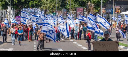 Proteste civili nella città di Rehovot Israele contro i cambiamenti previsti del governo israeliano nell'alta corte di giustizia Foto Stock