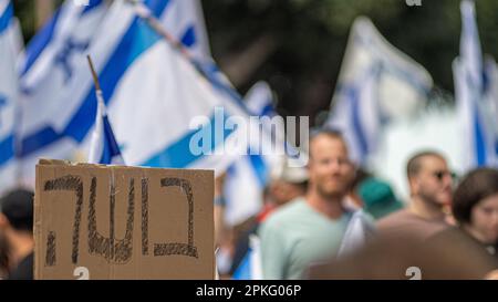 Proteste civili nella città di Rehovot Israele contro i cambiamenti previsti del governo israeliano nell'alta corte di giustizia Foto Stock