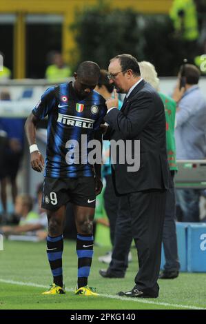 Milano, Italia, 11/09/2010 : Samuel Eto’o e Rafael Benítez durante la partita Inter Udinese Foto Stock