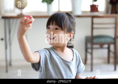 Ragazza che fa puzzle alfabeto Foto Stock