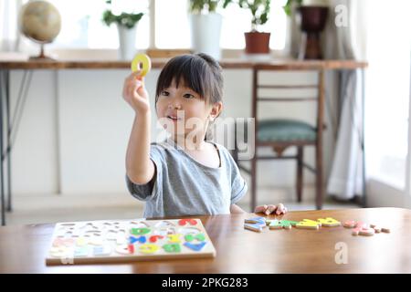 Ragazza con alfabeto puzzle Foto Stock