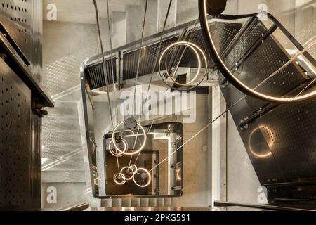 l'interno di un edificio che sembra essere realizzato in metallo ed è stato utilizzato come un'installazione d'arte Foto Stock