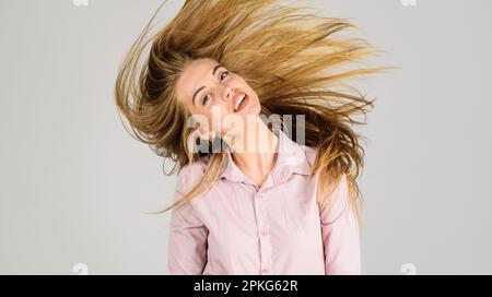 Bella modella donna con capelli lunghi lucidi e lisci. Lisciante con cheratina. Trattamento, cura e procedure termali. Bellezza ragazza capelli lisci Foto Stock