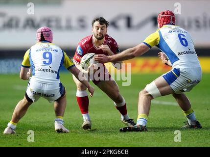 Ryan Conbeer di Scarlet (al centro) affrontato da ASM Clermont's Baptiste Jauneau (a sinistra) e ASM Clermont's Killian Tixeront (a destra) durante la Coppa delle sfide europee, Quarter Final match al Parc y Scarlet di Swansea. Data immagine: Venerdì 7 aprile 2023. Foto Stock