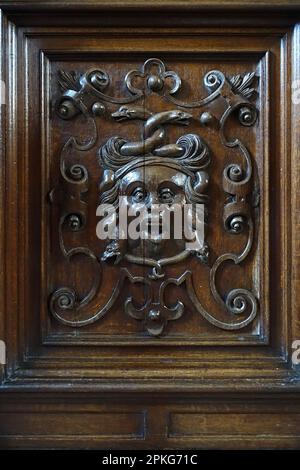 Particolare di scultura in legno in legno di quercia, Knole House, Kent, Inghilterra, Regno Unito Foto Stock