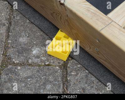 Legno impregnato tavole stabilizzate con cuneo di plastica dura. Foto Stock