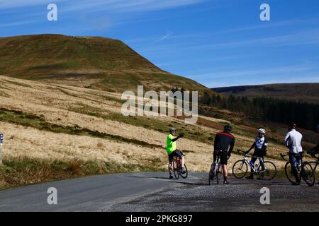 UK Weather: Venerdì Santo, 7th aprile 2023. Brecon Beacons National Park, Galles del Sud. I ciclisti prendano una breve pausa mentre si godono un giro sulle viuzze del Brecon Beacons National Park. Il bel tempo soleggiato ha fatto sì che molte persone si sono fatte fare il viaggio al Parco per le vacanze di banca di oggi. Foto Stock