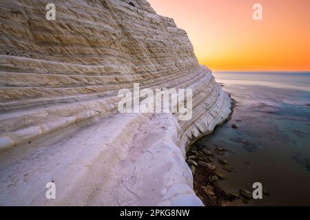 Scogliera rocciosa dei gradini dei Turchi ad Agrigento, Sicilia, Italia all'alba. Foto Stock