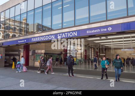 L'ingresso alla stazione di Farringdon Street (metropolitana di Londra) in Cowcross Street, centro di Londra, Regno Unito. Foto Stock