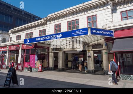 L'ingresso alla stazione di Farringdon Street (metropolitana di Londra) in Cowcross Street, centro di Londra, Regno Unito. Foto Stock