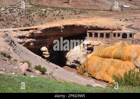 Ruinas del hotel Termal Puente del Inca, Departamento Las Heras, Mendoza, Argentina Foto Stock