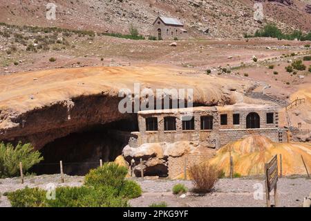 Ruinas del hotel Termal Puente del Inca, Departamento Las Heras, Mendoza, Argentina Foto Stock