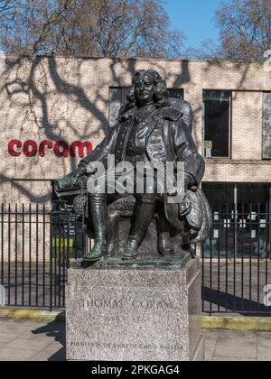 Statua di Thomas Coram, pioniere nella casue del benessere dei bambini, all'esterno del Foundling Museum a Brunswick Square, Londra, Regno Unito. Foto Stock