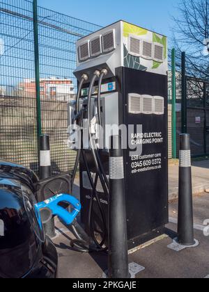 Un'auto elettrica in carica presso un punto di ricarica elettrica rapida ESB, Gloucester Way, Londra, Regno Unito. Foto Stock