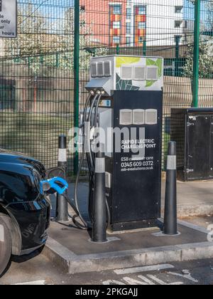 Un'auto elettrica in carica presso un punto di ricarica elettrica rapida ESB, Gloucester Way, Londra, Regno Unito. Foto Stock