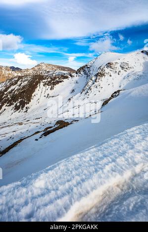 Il Monte Mulhacen, la cima più alta della catena montuosa della Sierra Nevada, Spagna. Foto Stock