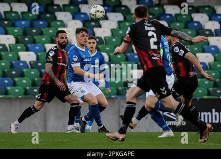 Windsor Park, Belfast, Irlanda del Nord, Regno Unito. 07 Apr 2023. Danske Bank Premiership – Linfield / Crusaders. Azione dal gioco di stasera al Windsor Park (Linfield in blu). Kyle McClean in azione per Linfield. Credit: CAZIMB/Alamy Live News. Foto Stock