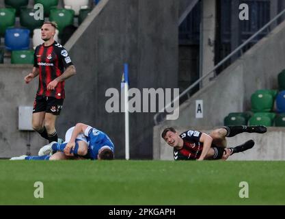 Windsor Park, Belfast, Irlanda del Nord, Regno Unito. 07 Apr 2023. Danske Bank Premiership – Linfield / Crusaders. Azione dal gioco di stasera al Windsor Park (Linfield in blu). Jamie Mulcrew di Linfield e Philip Lowry dei crociati. Credit: CAZIMB/Alamy Live News. Foto Stock