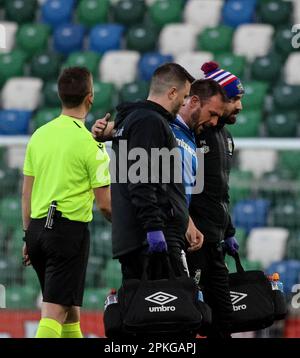 Windsor Park, Belfast, Irlanda del Nord, Regno Unito. 07 Apr 2023. Danske Bank Premiership – Linfield / Crusaders. Azione dal gioco di stasera al Windsor Park (Linfield in blu). Infortunato, Jamie Mulcrew di Linfield. Credit: CAZIMB/Alamy Live News. Foto Stock