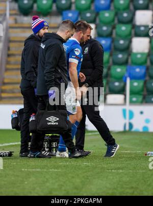 Windsor Park, Belfast, Irlanda del Nord, Regno Unito. 07 Apr 2023. Danske Bank Premiership – Linfield / Crusaders. Azione dal gioco di stasera al Windsor Park (Linfield in blu). Jamie Mulcrew di Linfield. Credit: CAZIMB/Alamy Live News. Foto Stock