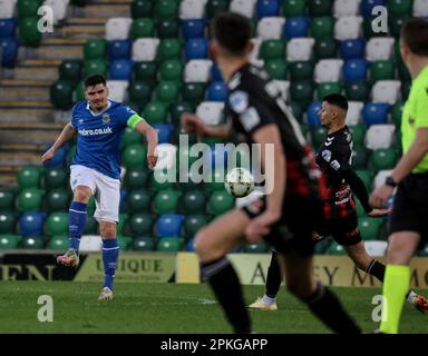 Windsor Park, Belfast, Irlanda del Nord, Regno Unito. 07 Apr 2023. Danske Bank Premiership – Linfield / Crusaders. Azione dal gioco di stasera al Windsor Park (Linfield in blu). Jimmy Callacher cancella per Linfield. Credit: CAZIMB/Alamy Live News. Foto Stock