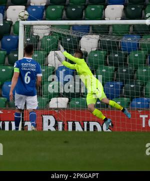 Windsor Park, Belfast, Irlanda del Nord, Regno Unito. 07 Apr 2023. Danske Bank Premiership – Linfield / Crusaders. Azione dal gioco di stasera al Windsor Park (Linfield in blu). I crociati colpiscono la barra trasversale di Linfield. Credit: CAZIMB/Alamy Live News. Foto Stock