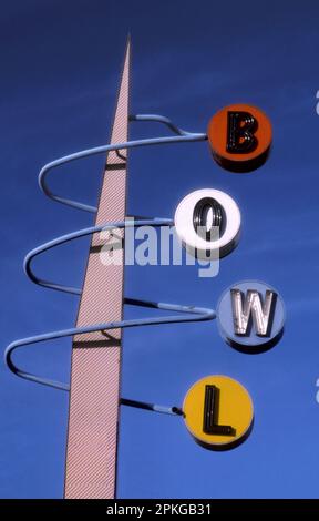 Cartello vintage per la pista da bowling vicino a Long Beach, California Foto Stock