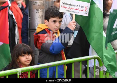 Ambasciata d'Israele, Londra, Regno Unito. 7th Apr, 2023. Manifestazione contro il raid della polizia israeliana sulla moschea di al-Aqsa. Mentre i palestinesi pregano pacificamente e disarmati nella moschea di al-Aqsa. Un video appare su Twitter la polizia israeliana utilizza il punto di arma, la brutalità batte Palestio all'interno della moschea di al-Aqsa e la gente urla e i bambini piangono. Attivisti e manifestanti chiedono dove si trova la democrazia in Isreal al al di fuori dell'ambasciata di Isreal. Credit: Vedi li/Picture Capital/Alamy Live News Foto Stock